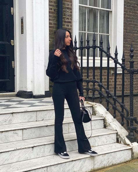 Flare Trousers Outfit Work, Flare Trousers Outfit Winter, Flared Trousers Outfit Winter, Black Flare Trousers Outfit, Legging Flare Outfit, Flared Trousers Outfit Casual, Flares Outfit Casual, Black Flared Trousers Outfit, Flare Trousers Outfit