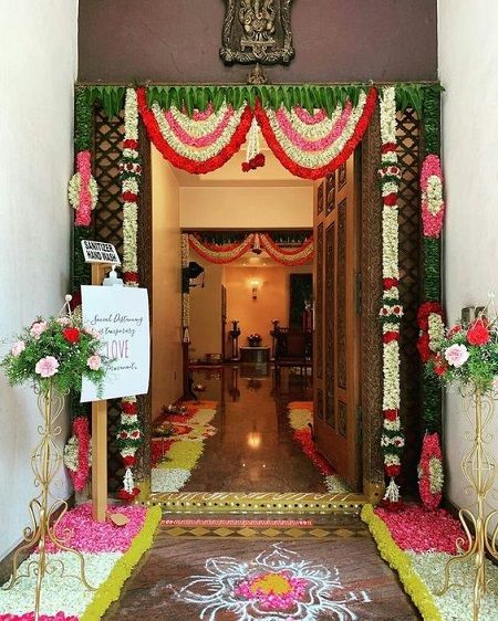 Main Door Decoration For House Warming, Nalangu Decoration At Home, Grihapravesh Decoration, House Warming Pooja Decoration, Gruhapravesam Decoration Ideas, Garlands For Engagement, Indian Floral Decor, Door Flower Decoration, Entrance Door Decor