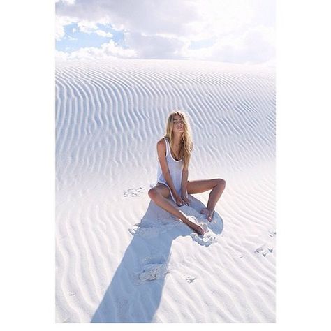 Beach Sand Dunes Photoshoot, Desert Photoshoot, Le Grand Bleu, Desert Photography, Desert Fashion, Addicted Series, Beach Shoot, Foto Pose, Foto Inspiration