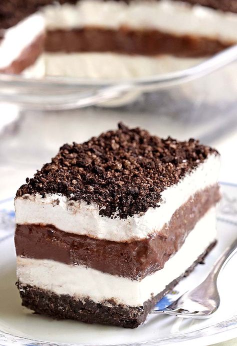 No Bake Chocolate Oreo Lasagna will make all Your Chocolate and Oreo dreams come true. Oreo Lasagna Recipe, Chocolate Lasagna Dessert, Oreo Lasagna, Chocolate Lasagna Recipe, Oreo Desserts, Weight Watcher Desserts, Chocolate Lasagna, Chocolate Oreo, Oreo Recipes