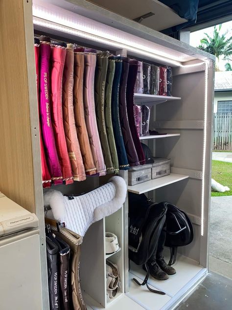 Horse Tack Box Ideas, Aesthetic Tack Room, Saddle Pad Storage Ideas, Saddle Pad Organization, Matching Horse Tack, Tackroom Organization, Horse Tack Room Organization, Tackroom Ideas Equestrian, Saddle Pad Storage