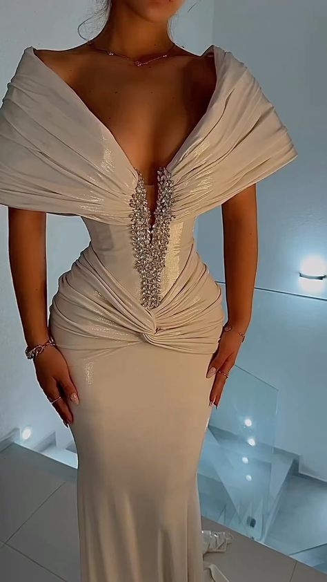 Custom Made Dresses, Ivory Gown, Exquisite Gowns, Haute Couture Dresses, African Traditional Dresses, All Countries, Abayas Fashion, Glam Dresses, Tag A Friend