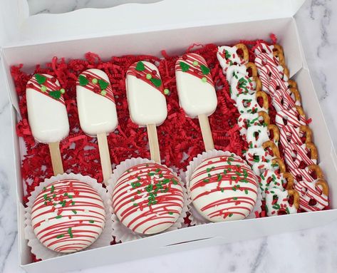 Christmas Dessert Box Ideas, Holiday Treats Gifts, Christmas Party Treats, Chocolate Covered Desserts, Christmas Treats For Gifts, Christmas Treats Boxes, Cake Pop Decorating, Xmas Treats, Month Of December