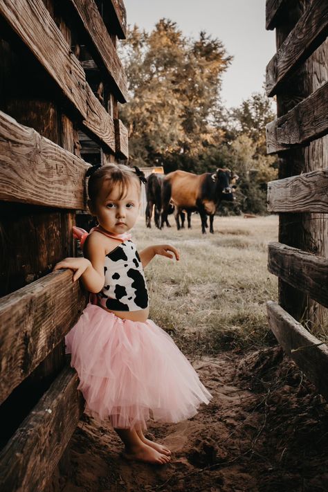 Cow First Birthday Pictures, Cowgirl Birthday Photoshoot, Cow Photoshoot, Toddler Cowgirl, Western Family, Cowgirl Photoshoot, Farm Photos, Cowgirl Pictures, Cowgirl Baby