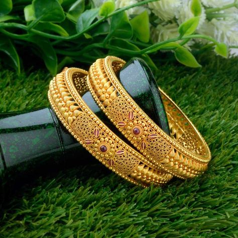 Waman Hari Pethe Sons Gold Kangan, Gold Bangles Indian, Gold Bangles For Women, Antique Gold Jewelry Indian, Gold Bangle Set, Modern Gold Jewelry, Pearl Necklace Designs, Gold Bride Jewelry, Antique Gold Jewelry