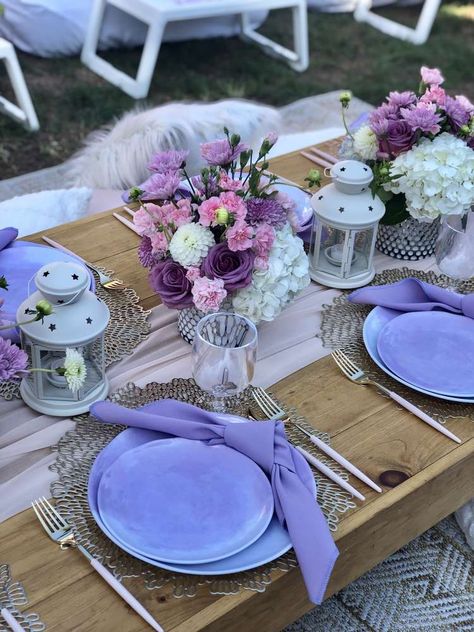 Happy birthday Arielle | CatchMyParty.com Purple Boho Party Decor, Lavender Boho Party Decor, Purple Table Scape, Pink And Purple Picnic, Birthday Party Table Set Up Women, Lilac Birthday Party Ideas, Lavender Birthday Party Ideas, Lavender Theme Birthday Party, Lavender Party Decorations