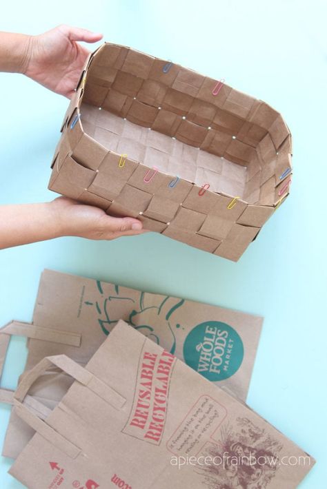 Recycler Diy, Weaving Paper, Paper Basket Weaving, Paper Grocery Bags, Paper Bag Crafts, Papel Craft, Leather Storage, Paper Weaving, Origami Box