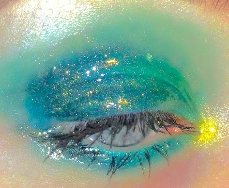 Vaporwave Makeup, Gold Glitter Makeup, Mermaid Eyes, Glossy Eyeshadow, Funky Makeup, Swag Makeup, Cool Makeup Looks, Ethereal Makeup, Unique Makeup