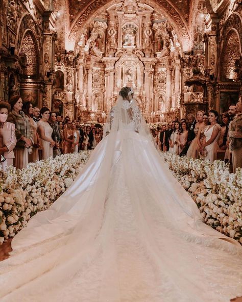 For Jasmine Tookes's royal-like wedding, they married at a stunning Catholic church in Ecuador. The ceremony aisle is lined with beautiful white roses that perfectly surrounds her lace wedding dress from Zuhair Murad. Find more church wedding décor ideas we love at the link. // Photo: Daniel Maldonado + Mariuxi Pogo, and Planner: Miboda Magica and Florals: Botania Flower Boutique + David Vásquez Design Church Aisle, Bridesmaid Poses, Wedding Church Decor, Church Wedding Decorations, Garden Reception, Secret Garden Wedding, Jasmine Tookes, Catholic Wedding, Wedding Aisle