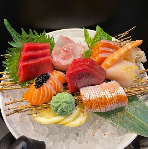 Sushi Sashimi Platter, Sushi Plating, Japanese Food Photography, Japanese Sashimi, Sashimi Platter, Sushi Nigiri, Asian Bistro, Japanese Party, Sashimi Sushi