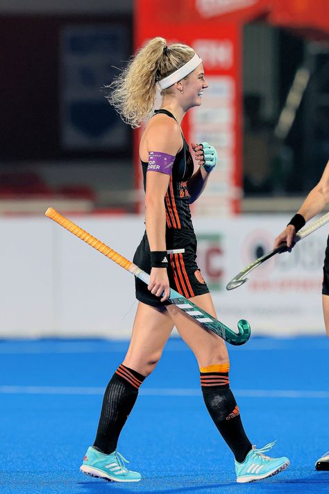 Yibbi Jansen 🍊 Dutch field hockey player Field Hockey Aesthetic, Pro Hockey Players, Womens Field Hockey, Field Hockey Girls, Mood Bored, Hockey Pictures, Hockey Training, Hockey Baby, Hockey Girl