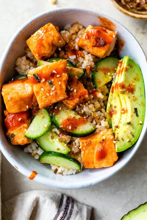 Honey Sriracha Roasted Salmon Rice Bowls Healthy Recipes With Rice, Skinnytaste Dinner, Recipes With Rice, Gina Livy, Ww Dinners, Protein Rice, Sriracha Salmon, Salmon Bowls, Gluten Free Salmon