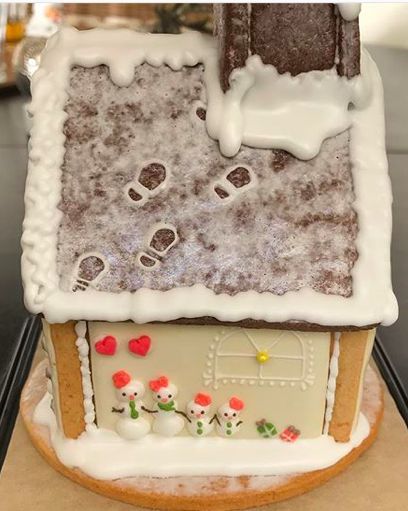 Easy Gingerbread House, Homemade Gingerbread House, Cool Gingerbread Houses, Gingerbread House Recipe, Ginger House, Gingerbread House Parties, Gingerbread House Designs, Gingerbread Party, Gingerbread House Cookies