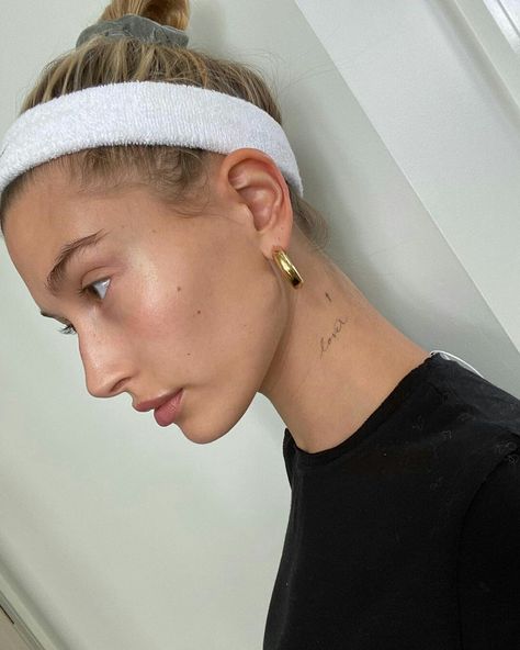 Hailey Beiber Tattoos, Hailey Baldwin Tattoo, Small Neck Tattoos, Tiny Tattoos For Women, Cute Finger Tattoos, Petit Tattoo, Neck Tattoos Women, Petite Tattoos, Discreet Tattoos