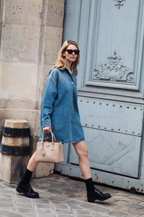 Paris Fashion Week Street Style, La Fashion Week, Looks Street Style, Solid Color Dress, Denim Trends, Street Style Summer, Haute Couture Fashion, La Fashion, Fall Street Style