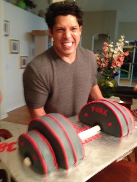 weight lifting cake, easy. looks like four round cakes cut in half and something molded for the bar!! Birthday Cake For Men Easy, Birthday Cake Easy, Birthday Cake For Men, Gym Cake, Cake For Men, Cupcakes For Men, New Birthday Cake, Birthday Cake For Him, Sport Cakes