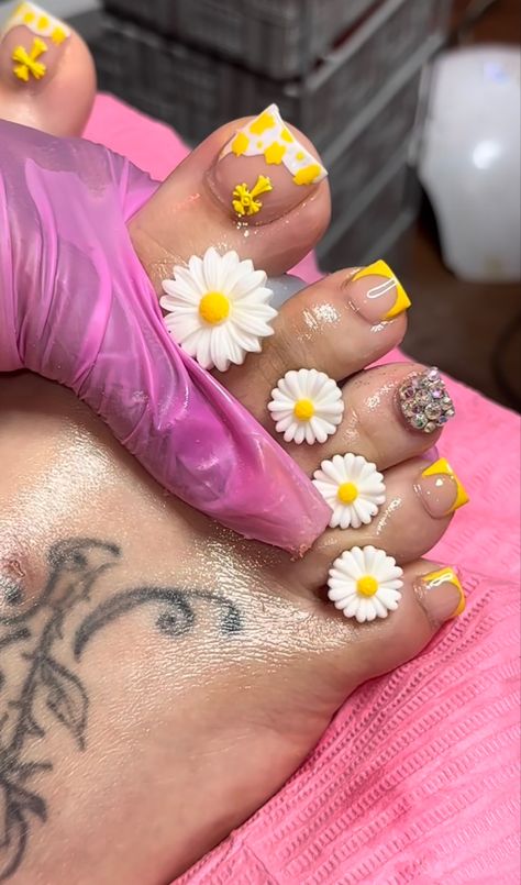 Polygel Toenails, Toes Acrylic, Nail Inspo Acrylic, Yellow Toe Nails, Gel Toe Nails, Acrylic Toes, Acrylic Toe Nails, Toe Nail Color, Pretty Toe Nails