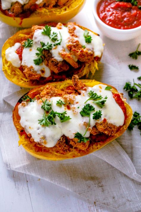 Chicken Parmesan Spaghetti Squash - Layers of Happiness Chicken Parmesan Spaghetti, Spaghetti Squash Recipes Chicken, Best Spaghetti Squash Recipes, Spaghetti Squash Spaghetti, Spaghetti Squash Chicken, Squash Spaghetti, Roasted Spaghetti Squash, Parmesan Spaghetti, Baked Spaghetti Squash