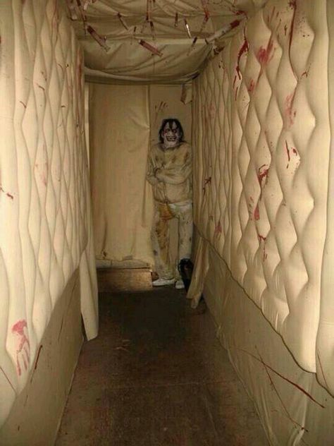 Freaky corridor... Insane Asylum Halloween, Asylum Halloween, Casa Halloween, Halloween 2016, Fantasias Halloween, Halloween Haunted Houses, Creepy Halloween, Halloween 2019, Maquillage Halloween