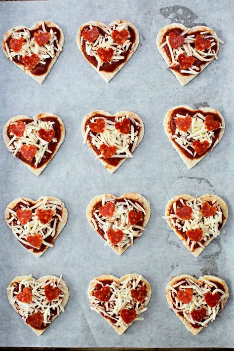 Heart Shaped Pizza - Cute Valentine lunch idea for kids. Pizza Heart Recipe, Pizza Shape Ideas, Pizza Hearts, Valentine Lunch, Valentine Pizza, Shaped Pizza, Heart Pizza, Wild Angel, Heart Shaped Food