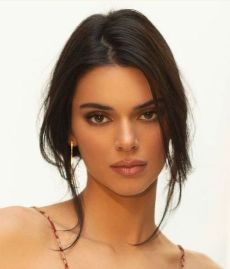 Kendall Jenner Kendall Ve Kylie, Kendall Jenner Aesthetic, Stile Kendall Jenner, Kendall Jenner Makeup, Jenner Makeup, 얼굴 드로잉, Kim K Style, Kendall Style, Kardashian Kollection