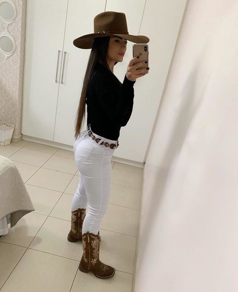 Estilo country: 50 inspirações para montar um look incrível Outfit Vaquero, Takuache Girl Outfits, Cowgirl Outfits For Women, Estilo Cowgirl, Vaquera Outfit, Cute Cowgirl Outfits, Cowgirl Style Outfits, Fest Outfits, Country Style Outfits