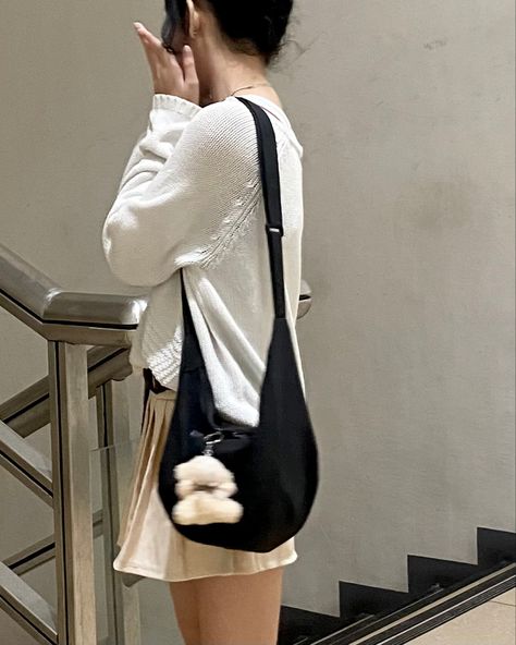 beige aesthetic, messenger bag outfit, acubi style, acubi fashion, outfit inspo, ig story idea Korean Bag Outfit, Outfit With Messenger Bag, Acubi And Ballet Core, Korean Bags Aesthetic, Acubi Accessories Aesthetic, Messenger Bag Outfit Aesthetic, Baggu Crescent Bag Outfit Aesthetic, Side Bag Outfit, Korean Bag Aesthetic