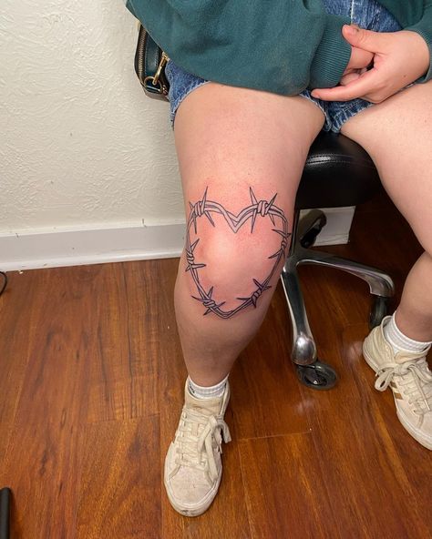 Tattoos Faces Minimalist, Knee Barbed Wire Tattoo, Barb Wire Heart Tattoo Knee, Heart Around Knee Tattoo, Barbed Wire Heart Tattoo Knee, Leg Tattoos Minimalist, Barb Wire Knee Tattoo, Girl Knee Tattoo, Heart Tattoo On Knee