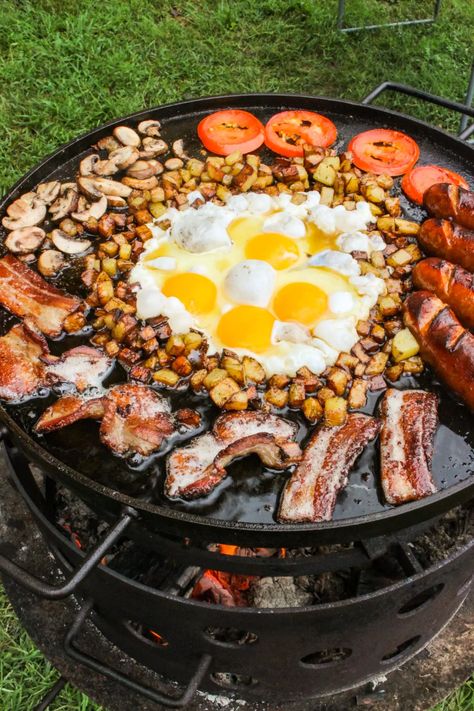 Breakfast Skillet Platter - Over The Fire Cooking Supraviețuire Camping, Cooking Over Fire, Breakfast Platter, Breakfast Skillet, Camping Grill, Campfire Food, Fire Cooking, Campfire Cooking, Delicious Breakfast Recipes