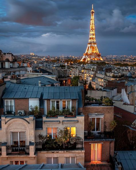 Raphael Metivet-Toits de Paris sur Instagram : Quite a dramatic atmosphere over the city ⚡️ Prints available: send me a DM if you want a piece of Paris in your home ✨ 📍Captured from the… Paris Interiors, Parisian Architecture, Paris Wallpaper, France Travel Guide, Paris Home, Parisian Life, Paris Pictures, Paris Love, Visit Paris