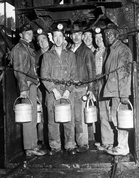 KENTUCKY COAL MINERS 1930 PHOTO FUEL OIL LANTERNS COAL DUST MINING ... Facts About Life, Coal Miners, Oil Lantern, Wilde Westen, Red Lion, Coal Mining, West Virginia, American History, Facts About