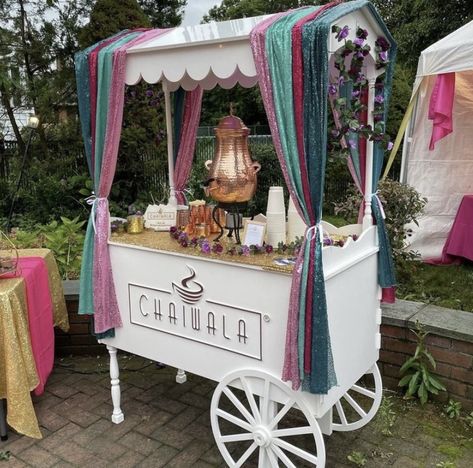 Shaadi Theme Ideas, Chaat Station Wedding, Food Stall Decoration Ideas For Wedding, Punjabi Ladies Sangeet Decor, Mehndi Stall Ideas, Mendhi Event Decor, Mehendi Food Ideas, Punjabi Sangeet Decor, Mehendi Event Ideas