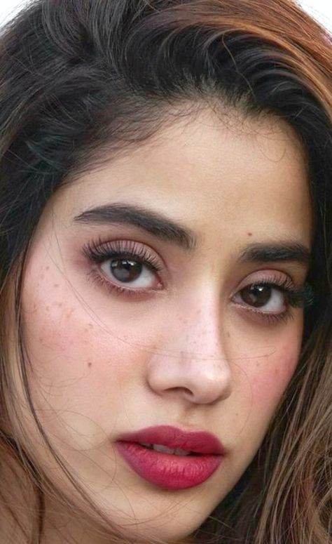 Jhanvi Kapoor Makeup Looks, Jahnvi Kapoor Makeup, Janhvi Kapoor Face, Indian Eyebrows, Nayanthara Hairstyle Makeup, Jaanvi Kapoor, Janvi Kapoor, Jahnvi Kapoor, Clean Skin Face