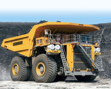 Giant Truck, my favorite machine on earth #trucks, #giant Giant Truck, Crane Operator, Heavy Equipment Operator, Forestry Equipment, Motor Grader, Five Hundred, Skid Steer, Air Compressor, Big Trucks