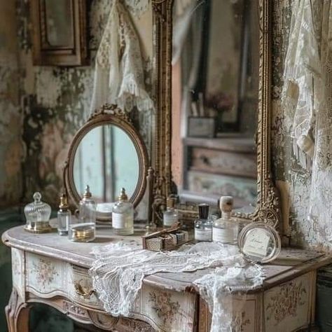 Vintage Vanity Aesthetic, Vanity Table Vintage, Vanity Display, Vanity Decor, Bedroom Vintage, Vintage Vanity, Vanity Table, Antique Shops, Bedroom Decor