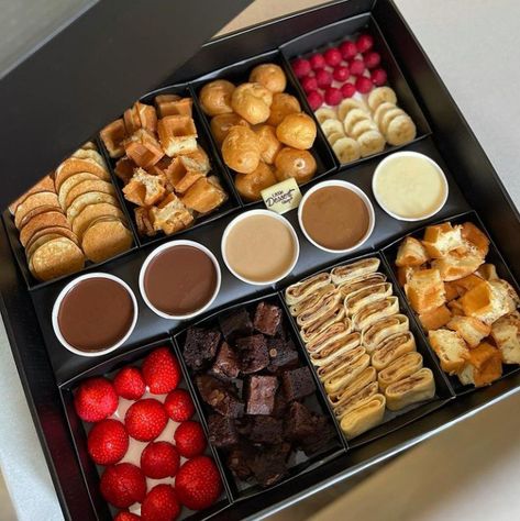 Dessert Box, Party Food Platters, Food Displays, Think Food, Deilig Mat, Buffet Food, Food Platters, Food Presentation, Food Obsession