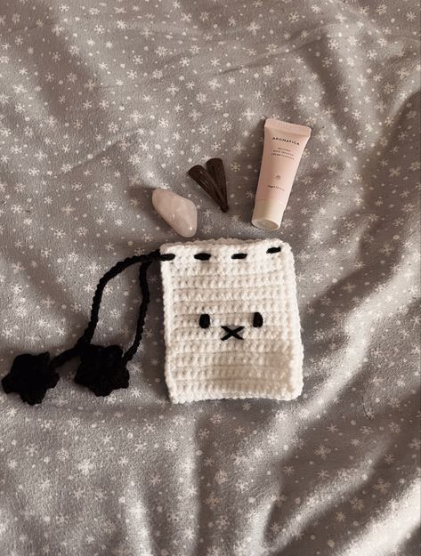 Winter Crochet Projects Aesthetic, Crochet Potli Bag, Crochet Studio, Winter Projects, Crocheted Bags, Patterns Simple, Bags Pattern, Crochet Case, Simple Projects