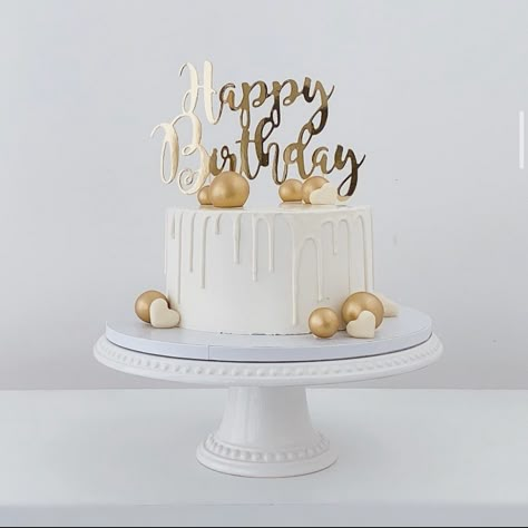 White Cake Design For Men, White Cake Design Birthday, Gold And White Cake Birthday, Birthday Cake Ideas White, Birthday Cake Gold And White, White Cake Ideas, White And Gold Birthday Cake, White And Gold Cake, White Birthday Cake