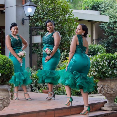 Braids Maid Dresses, Lace Mermaid Prom Dress, African Wedding Theme, Bridal Maids, Olive Green Bridesmaid Dresses, South African Traditional Dresses, Latest Bridesmaid Dresses, Bridesmaid Poses, Lace Dress Classy