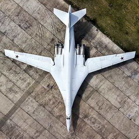 💥Military Hunter💥 on Instagram: “Tupolev Tu-160 strategic bomber . 👉The Tupolev Tu-160 is a supersonic,heavy strategic bomber designed by the Tupolev Design Bureau in…” Russian Bombers, Air Machine, Stealth Aircraft, Russian Air Force, Military Airplane, Singapore Airlines, Military Jets, Military Helicopter, Aircraft Design