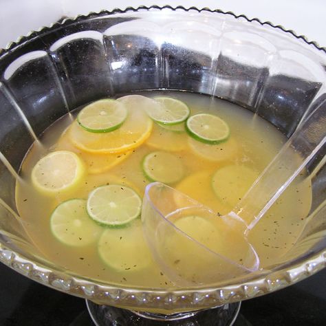 Rum Punch Champagne Punch Recipes, Alcoholic Punch Recipes, Rum Punch Recipes, Champagne Punch, Tropical Cocktails, Sweet Bourbon, New Years Eve Food, Christmas Punch Recipes, New Years Eve Dinner