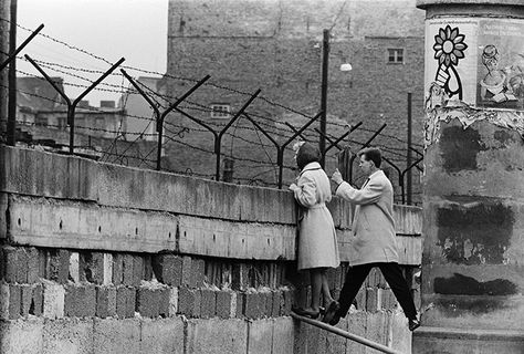 18 Captivating Images of the History of the Berlin Wall Rare Historical Photos, West Berlin, East Berlin, Fidel Castro, Madame Tussauds, Berlin Wall, Chernobyl, East Germany, History Facts