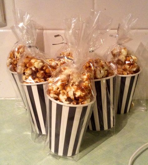 Caramel Popcorn Gift Ideas, Caramel Popcorn Packaging, Cute Popcorn Packaging, Popcorn Bags Ideas, Popcorn Packaging Ideas, Popcorn Recipes Sweet, Popcorn Recipes Easy, Popcorn Cups, Bake Sale Packaging