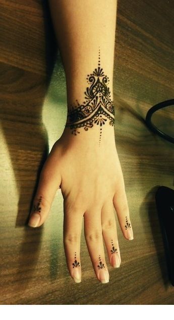 75 Latest Bracelet Style Mehndi Designs For 2020 – EntertainmentMesh Henna Tattoo Wrist, Detailed Tattoos, Mandala Wrist Tattoo, Simbolos Tattoo, Wrist Henna, Wrist Tattoo Cover Up, Mandala Hand Tattoos, Cuff Tattoo, Henna Designs Wrist