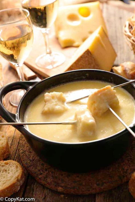 Cheddar Cheese Fondue, Melting Pot Cheese Fondue, Cheese Fondue Recipe Easy, Easy Fondue Recipes, Best Cheese Fondue, Easy Cheese Fondue, Cheddar Fondue, Melting Pot Recipes, Swiss Cheese Fondue