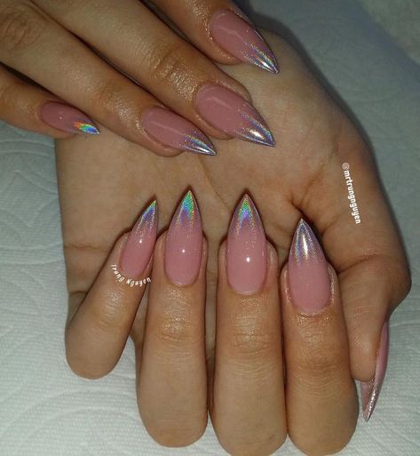 My friends were sitting together, talking about nails. We were discussing short stiletto nails. These nails are cool and sharp, but not Small Stilleto Nails, Ombre Chrome Nails, Stiletto Nails Short, Chrome Nails Designs, Acrylic Nail Powder, Stiletto Nails Designs, Simple Acrylic Nails, Shiny Nails, Metallic Nails