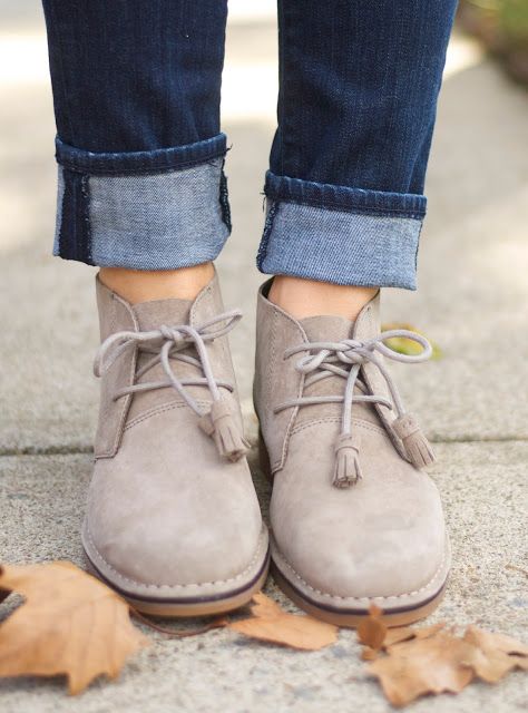 suede + bows. Gym Shoes For Women, Hipster Shoes, Summer Wind, Fall Neutrals, Baby Converse, Fall Booties, Gym Ideas, Balenciaga Shoes, Womens Shoes High Heels