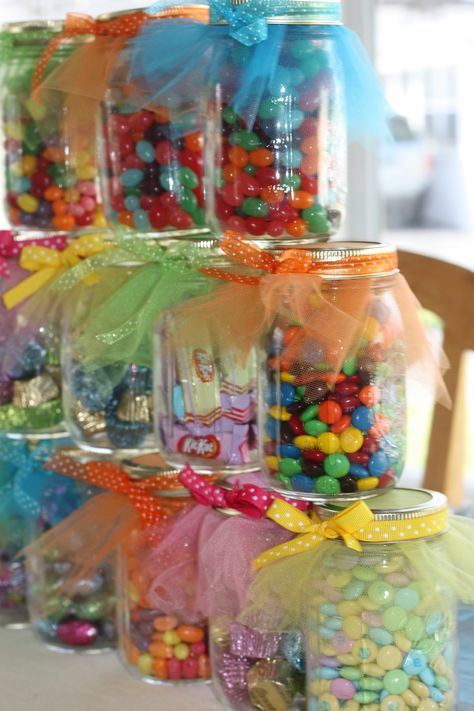 Candy Bar for birthday party Candy Centerpieces For Party, Best Birthday Party Ideas, Wonka Candy, Candy Centerpiece, Land Ideas, Theme Carnaval, Bar Decorations, Easter Mason Jars, Diy Candy Land