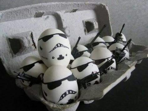 Huevos cholos,eggs Star Wars Easter Eggs, Funny Eggs, Creative Food Art, Star Wars Birthday, Egg Painting, Star Wars Party, Egg Art, Egg Carton, Easter Egg Decorating