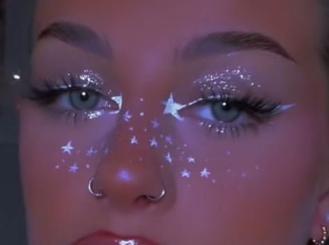 Star Witch Makeup, Star Makeup Halloween, Celestial Fairy Makeup, Black Hole Makeup, Space Royalty Aesthetic, Witch Cosplay Makeup, Moon Costume Makeup, Purple Star Makeup, Star Gem Makeup